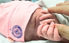 Khoảnh khắc xúc động đón em bé chào đời đúng giây phút giao thừa 2026