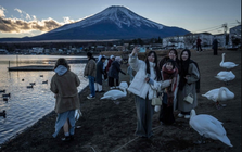 Buồn của Nhật Bản: Nguy cơ mất vị thế nền kinh tế lớn thứ 4 thế giới vào tay 1 quốc gia tỷ dân, chật vật giải hàng loạt bài toán hóc búa