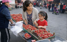 Cháu gái 5 tuổi kiên quyết ngăn bà ngoại mua dâu tây, lý do khiến người bà hốt hoảng: Thật sự quá đáng!