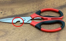 90% người mù tịt về công dụng của chiếc lỗ khuyết trên kéo