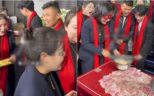 Sếp tặng mỗi nhân viên nhận 1 gam vàng, ai sinh con thứ 2 thưởng 75 triệu: Tiệc tất niên hot nhất lúc này