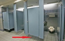 Lý do vì sao dưới cửa nhà vệ sinh công cộng luôn có 1 khe hở: Quan trọng hơn nhiều người nghĩ