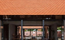 Nhà 'tự thở' bằng thiết kế sắp xếp gạch nung đỏ