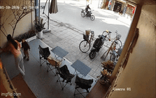 Quán cafe vắng khách, nhân viên "đốt vía" khiến ngọn lửa bùng lên dữ dội: Thiệt hại sau 30 giây