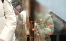 Bé gái khóc thét vì kẹt ngón tay vào cửa siêu thị suốt nửa tiếng nhưng nhân viên nhất quyết không giải cứu: Lý do gây phẫn nộ