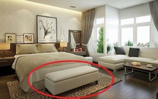 Lý do vì sao cuối giường ở khách sạn thường có thêm 1 chiếc ghế thế này: Không giống như nhiều người nghĩ