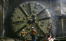 Trung Quốc tạo kỳ tích gây sốc: Máy đào hầm dài 145 mét, nặng 5.000 tấn bất ngờ mắc kẹt dưới đáy sông, được ‘giải cứu’ thành công bằng cách không ai ngờ