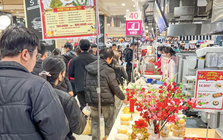 Quầy hàng trong siêu thị Aeon Mall được nhiều người quan tâm