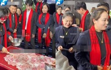 21 tuổi làm chủ tiệm vàng, phát vàng và thưởng tiền mặt cả tỷ đồng cho nhân viên ăn Tết