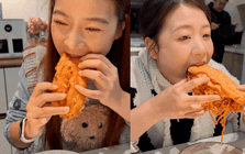 Xúc xích chiên xưa rồi, giới trẻ đang "phát cuồng" với món burger xúc xích ngàn lớp vừa lạ vừa quen này