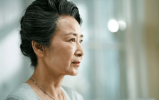 Phát hiện bọc tiền hơn 380 triệu đồng trong thùng rác của mẹ chồng, con dâu sững người khi cảnh sát báo tin