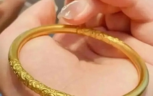 Rửa vòng vàng miễn phí ở chợ, người phụ nữ phát hiện vòng nhẹ đi gần 5g, cảnh sát khẳng định: Chị vừa mất 18 triệu đồng trong 20 giây