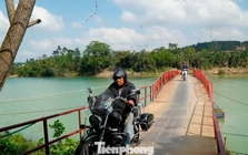 Nối xong cầu phao bị lũ cuốn đứt trên thượng nguồn sông Hương