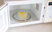 90% người chưa biết bí quyết làm sạch lò vi sóng chỉ với 1 trái chanh