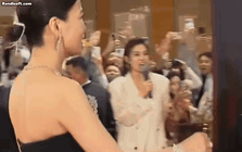 Phép thuật nào giúp mỹ nhân 51 tuổi trẻ như mới hơn 20 vậy: Mặt nhỏ xíu xinh dã man, ngoài đời ăn đứt trên phim