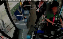 Tài xế xe buýt nghi đột quỵ trên vô lăng, phản ứng nhanh nhẹn của phụ xe cứu mạng toàn bộ hành khách: Khoảnh khắc cuối cùng gây xót xa