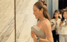 Ở Việt Nam có nữ nghệ sĩ xây biệt thự chứa trăm người vẫn thênh thang, dát vàng lộng lẫy đến lóa mắt