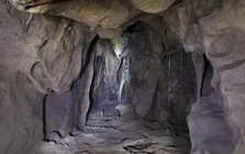 Mở cửa 1 hang động bị niêm phong suốt 40.000 năm, chuyên gia bị sốc trước những gì thấy trước mắt