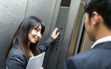 Khi sếp hỏi "Bạn kia đâu rồi", người bình thường nói "Em không biết", người EQ cao và có khả năng thăng tiến trả lời khác hẳn