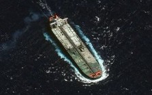 Bị Mỹ truy đuổi sát sao, hàng loạt siêu tàu chở dầu treo cờ Nga bất ngờ xuất hiện ngoài khơi