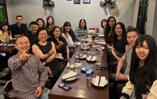 Đi họp lớp, tôi phát hiện người duy nhất vẫn đi xe buýt là lớp trưởng: Ngày hôm sau được hẹn gặp riêng, tôi chết sững!