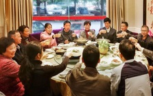 Buổi họp lớp "xấu hổ nhất đời" người đàn ông, thầy giáo chủ nhiệm đến muộn mang theo "món quà" bất ngờ