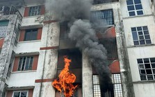 Chung cư giữa khu dân cư đông đúc bất ngờ bốc cháy