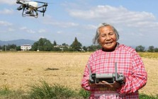 'Bà cụ siêu ngầu' U90 nổi tiếng nhờ lái drone bón phân và bán nông sản online
