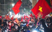 Hơn 3h sáng, cờ đỏ sao vàng nhuộm kín phố Hà Nội mừng U23 Việt Nam vào bán kết