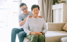 Lương hưu 41 triệu đồng, cụ bà cho con trai 37 triệu/ tháng lại bị con dâu phản đối: “Xin mẹ đừng đưa nhiều tiền nữa”