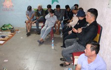 Ập vào nhà trọ Quốc Việt, bắt bà chủ Nguyễn Thị Phú và 15 người khác