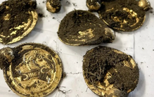 Đang đi chơi, người đàn ông nhặt được "kho báu" vàng