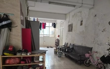 Hà Nội: Cận cảnh hành lang, cầu thang thoát hiểm của chung cư biến thành nhà kho