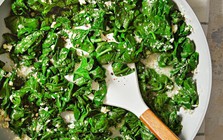 Loại rau nhiều sắt hơn cả thịt bò, được bán đầy chợ Việt: Không phải ai cũng biết để ăn
