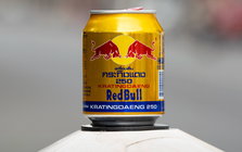 Từ cơn buồn ngủ của một doanh nhân đến đế chế tỉ đô: Sự thật ít biết về nguồn gốc “hàng Thái” của Red Bull