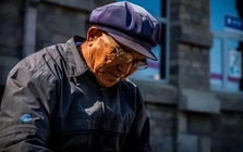 Mẹ qua đời để lại toàn bộ tài sản cho chị gái và anh rể, người đàn ông 70 tuổi đâm đơn kiện, đòi bồi thường 64 tỷ đồng