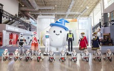 Hãng xe xây nhà máy ở Hưng Yên khoe robot hình người có thể nói được 10 thứ tiếng, di chuyển như người thật