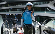 Phát hiện tiếng động lạ trong kho hàng 1 công ty, thanh niên mặc đồ shipper hành động nhanh chưa từng thấy