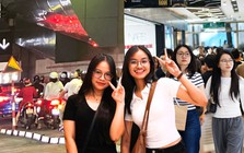 Choáng váng trước biển người đặc kịt tại TTTM ngày 1/1, muốn ăn uống phải đợi chờ gần cả tiếng