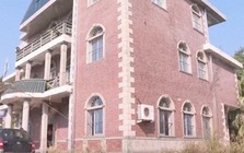 Phát hiện biệt thự 19 tỷ đồng khoá kín có mùi hôi bất thường, người đàn ông "chết lặng" khi bước xuống hầm, vội báo công an