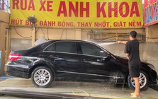 Dịp Tết Dương lịch, nhân viên tiệm rửa xe ở TP.HCM làm không ngơi tay