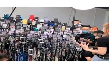 Phát hiện một căn nhà có 26.000 chiếc điện thoại phát sáng chạy 24/7: Cảnh sát tiết lộ bí mật động trời về 32 tỷ đồng