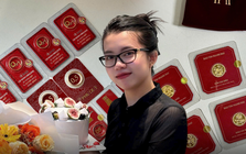 Mua vàng trên mọi “mặt trận”: Chốt 6 đơn vàng online, cô gái vẫn đi xếp hàng mua tiếp “cho có không khí”