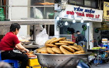 Cảnh tượng khó tin tại cơ sở giò chả ở phố cổ Hà Nội sau khi bị phát hiện dùng chất cấm, tuồn ra thị trường 300 tấn suốt 3 năm