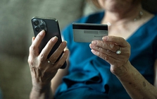 Nhận tin nhắn thông báo tài khoản có giao dịch khả nghi, người phụ nữ làm theo hướng dẫn để hủy thẻ thì mất trắng 111 triệu đồng