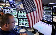 Nhà đầu tư toàn cầu đổ xô bán tháo tài sản Mỹ: Dow Jones lao dốc hơn 800 điểm, trái phiếu, USD đồng loạt giảm mạnh