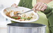 4 loại thức ăn thừa nên vứt đi ngay, tiếc của ăn vào cẩn thận ung thư 'gõ cửa'