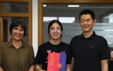 Suốt 4 năm nhận 3,7 triệu đồng mỗi tháng từ người lạ, nữ sinh ĐH Chiết Giang sững sờ khi biết danh tính ân nhân giấu mặt