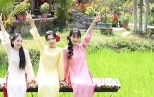 Thiếu nữ nô nức chụp ảnh Tết ở Bảo tàng Áo dài