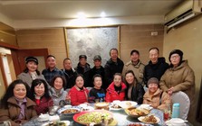 Họp lớp, học sinh giỏi ngồi bàn riêng, tôi ngồi với nhóm trung bình: Cuối buổi lớp trưởng nói 1 câu khiến tất cả “đơ người”, cả đời không thể quên